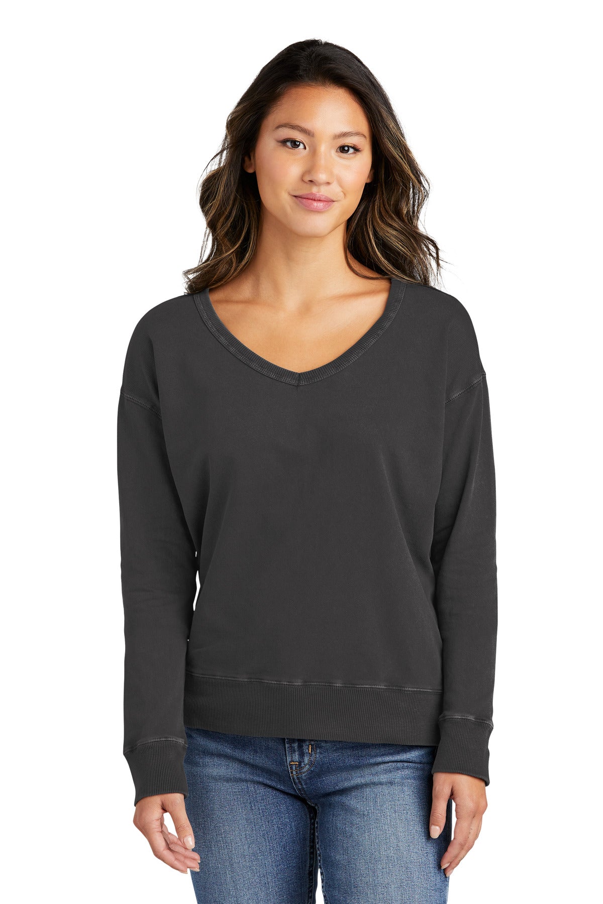 Port & Company Beach Wash Sweatshirt – Damen, stückgefärbt, V-Ausschnitt