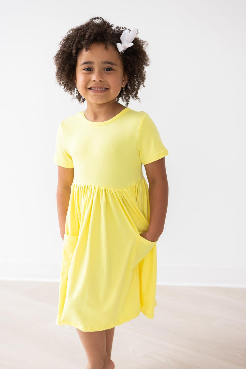 Schwingendes Kleid – Gelb, Taschen, Kurzarm – S/S