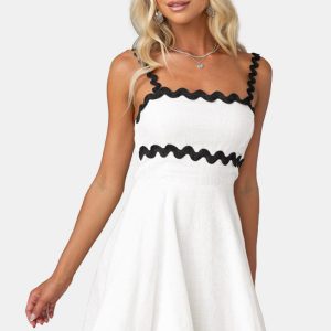 Minikleid – Kontrastbesatz, eckiger Ausschnitt
