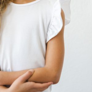 Kurzarm-T-Shirt mit Rüschen – Weiß