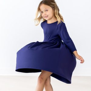 Schwingendes Kleid – Marineblau, Taschen – 3/4