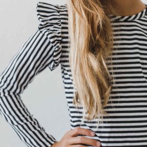 T-Shirt – Schwarz, Weiß, Streifenmuster, Rüschen, Langarm – L/S