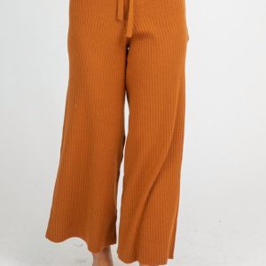 Rippstrickhose mit ausgestelltem Bein – Karamellfarben