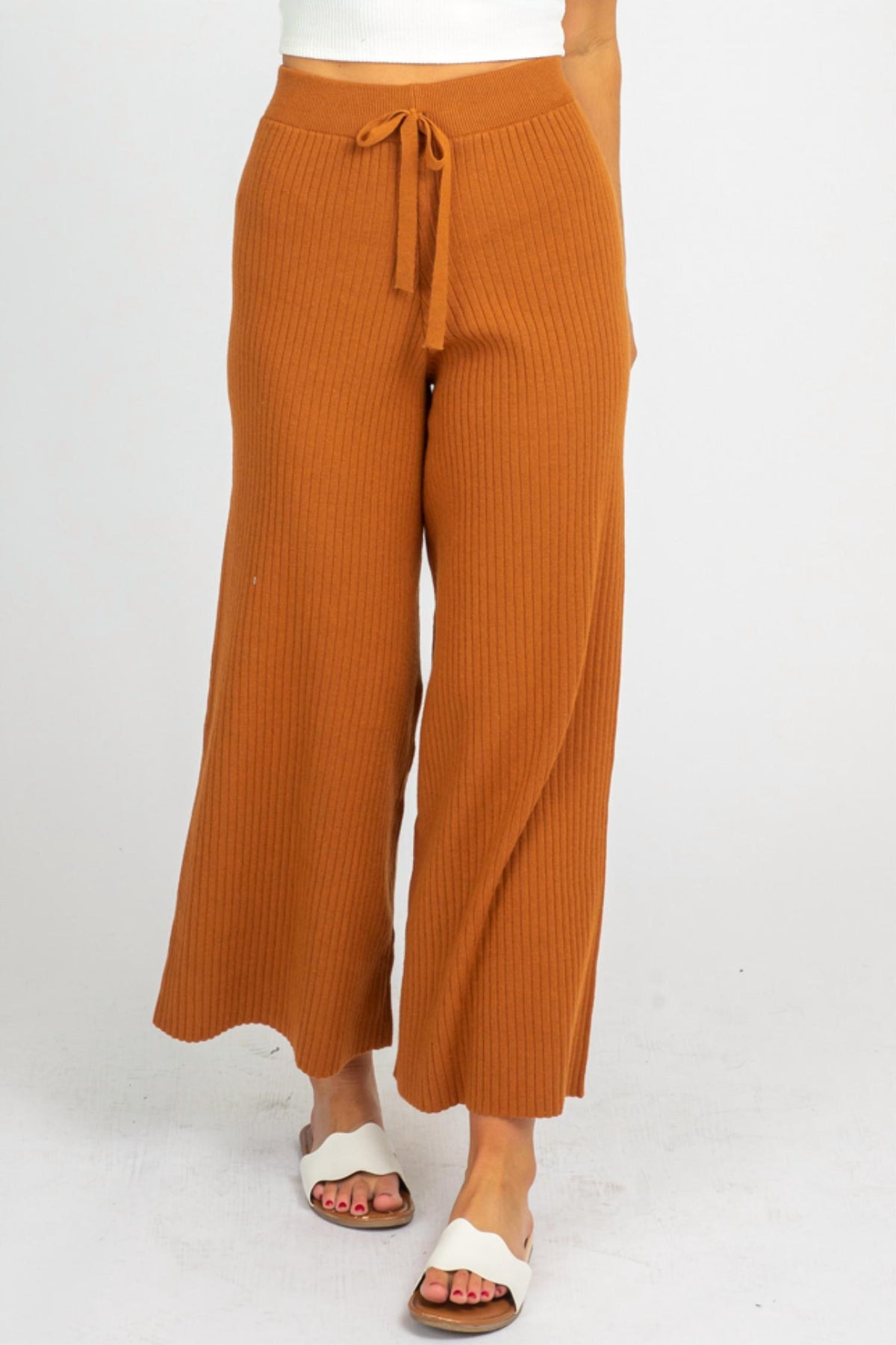 Rippstrickhose mit ausgestelltem Bein – Karamellfarben