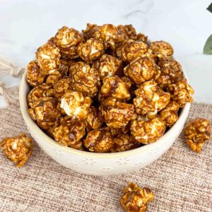 Knuspriges Karamell-Nuss-Popcorn