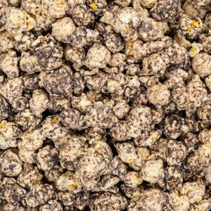 Oreo-Popcorn mit weißer Schokolade