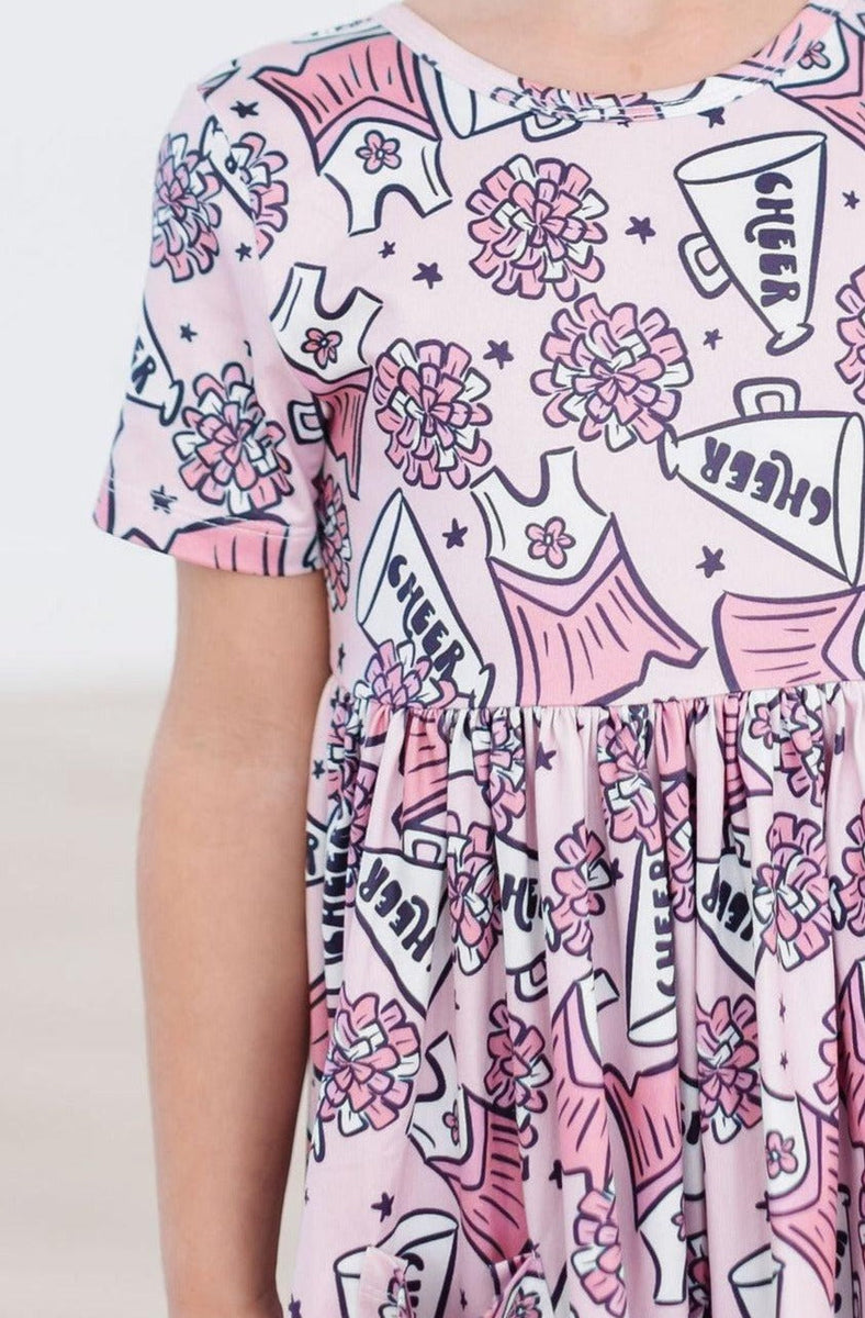 Schwingendes Kleid – Cheerleading, Taschen, Kurzarm – S/S