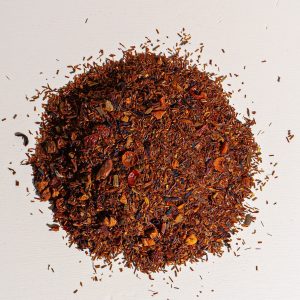 Aromatisierter Rooibos-Tee mit Zimt und Gewürzen