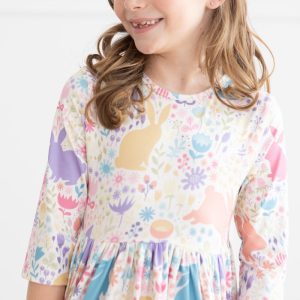 Schwingendes Kleid – Pastellfarben, Blumenmuster, Hasenmotiv, Taschen, 3/4-Ärmel