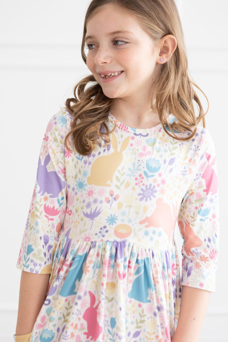 Schwingendes Kleid – Pastellfarben, Blumenmuster, Hasenmotiv, Taschen, 3/4-Ärmel