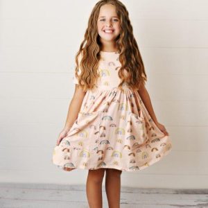 Schwingendes Kleid – Regenbogenmotiv