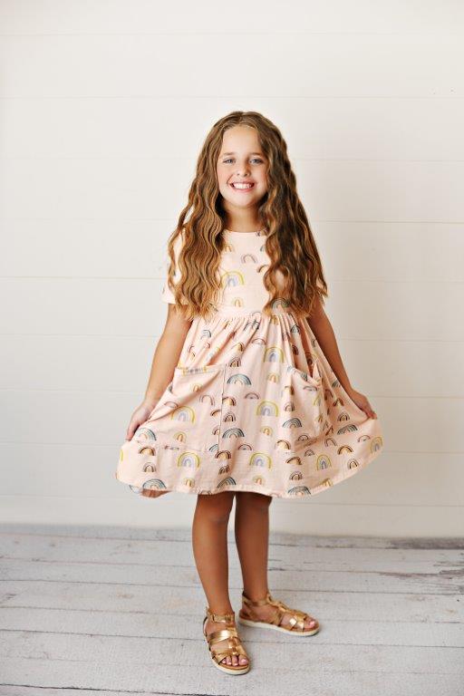 Schwingendes Kleid – Regenbogenmotiv