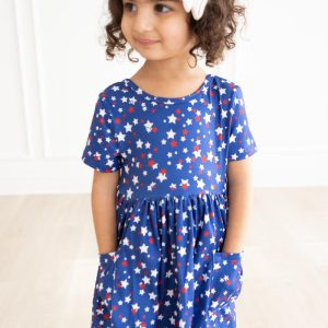 Schwingendes Kleid – Sternmotiv, leuchtend, Taschen, Kurzarm – S/S