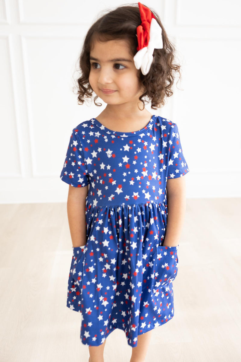 Schwingendes Kleid – Sternmotiv, leuchtend, Taschen, Kurzarm – S/S