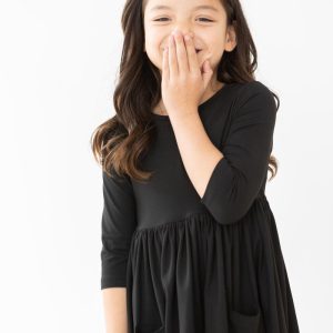 Schwingendes Kleid – Schwarz, Taschen – 3/4