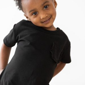 T-Shirt mit gerüschter Tasche – Schwarz