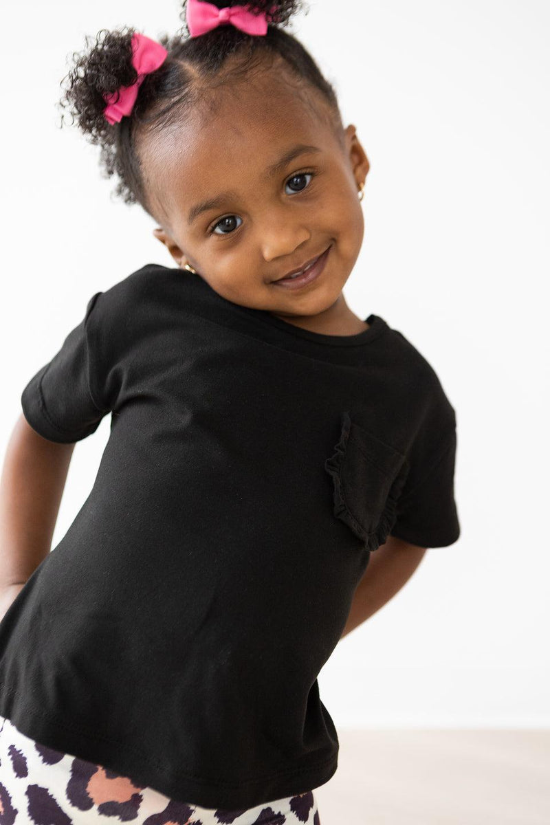 T-Shirt mit gerüschter Tasche – Schwarz